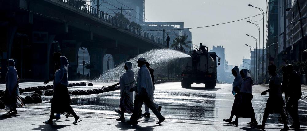 Von einem Wassertransporter in Addis Abeba aus wird Desinfektionsmittel auf die gesperrten Hauptstraßen der äthiopischen Hauptstadt verteilt, um die Ausbreitung des Coronavirus einzudämmen.
