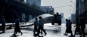 Von einem Wassertransporter in Addis Abeba aus wird Desinfektionsmittel auf die gesperrten Hauptstraßen der äthiopischen Hauptstadt verteilt, um die Ausbreitung des Coronavirus einzudämmen. 