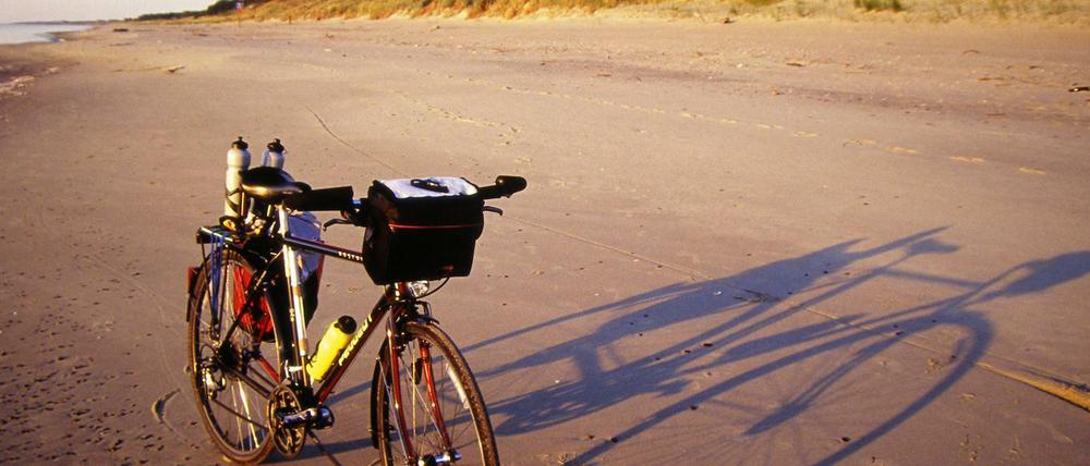 In guten alten Zeiten: Das Peugeot-Rad unseres Autors am einsamen polnischen Ostsee-Strand.