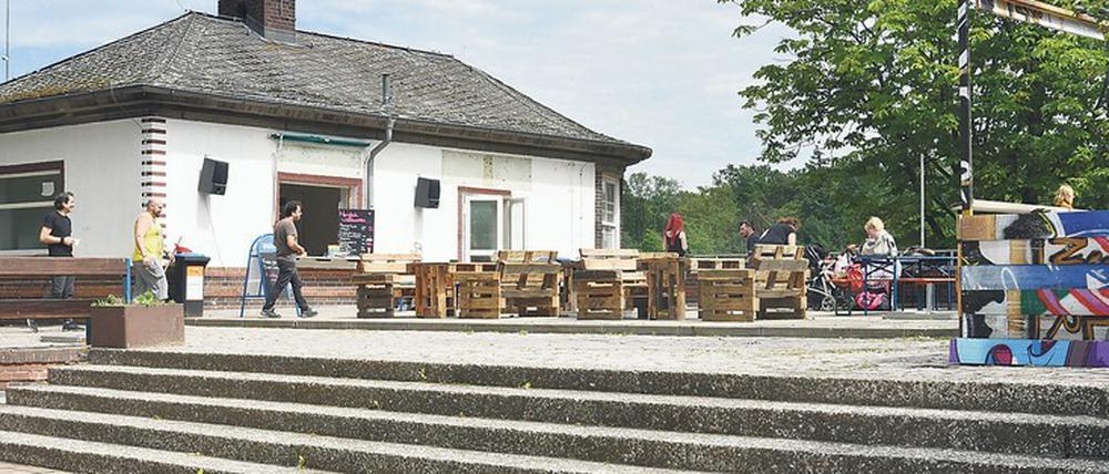 Fällt die Saison ins Wasser? Der Holländer Michele Verhoeven hat mit Partnern das Strandbad Plötzensee seit Jahresanfang gepachtet.