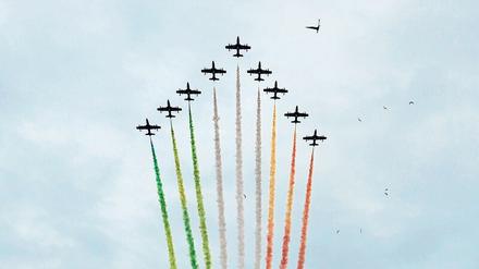 Eine Kunstfliegerstaffel malt über dem Altare della Patria (Altar des Vaterlands) die Tricolore in den Himmel über Rom. 