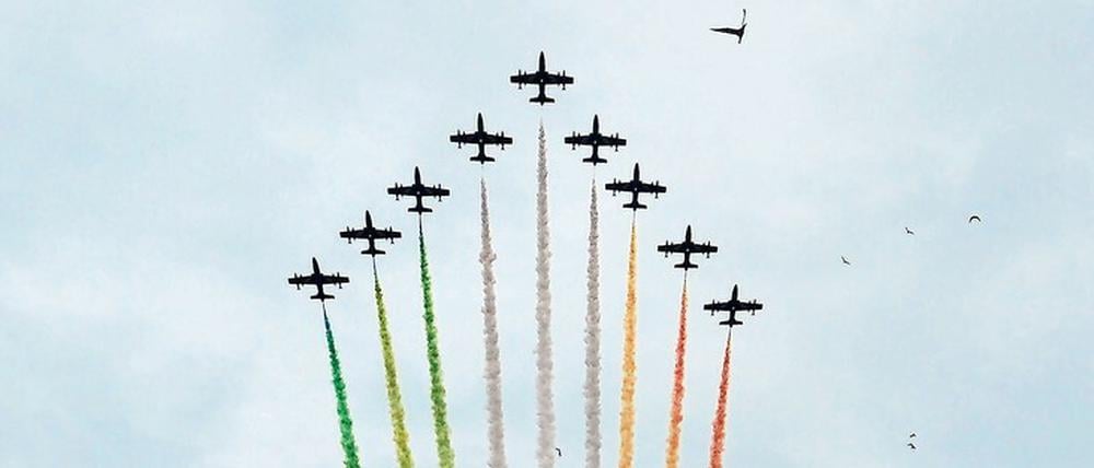 Eine Kunstfliegerstaffel malt über dem Altare della Patria (Altar des Vaterlands) die Tricolore in den Himmel über Rom. 