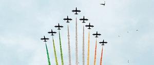 Eine Kunstfliegerstaffel malt über dem Altare della Patria (Altar des Vaterlands) die Tricolore in den Himmel über Rom. 