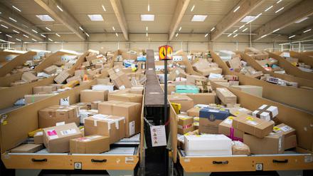 DHL bekommt gerade so viele Bestellungen wie sonst in der Vorweihnachtszeit.