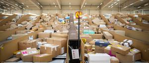 DHL bekommt gerade so viele Bestellungen wie sonst in der Vorweihnachtszeit.