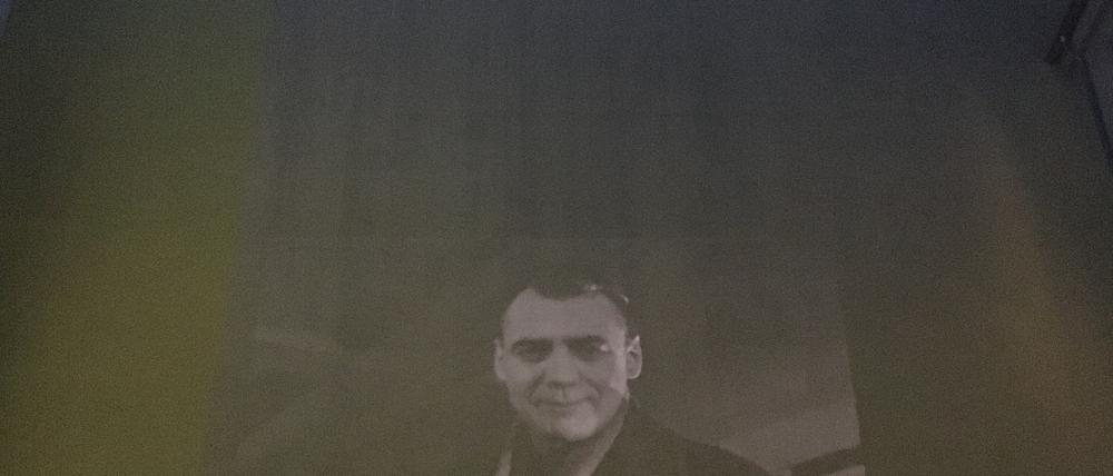 Bruno Ganz als Engel Damiel in Wim Wenders Der Himmel über Berlin unter dem Berliner Nachthimmel.