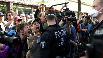 Aufgeheizte Stimmung: Die Querfront-Demonstration am Samstag auf dem Rosa-Luxemburg-Platz. 