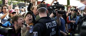 Aufgeheizte Stimmung: Die Querfront-Demonstration am Samstag auf dem Rosa-Luxemburg-Platz. 