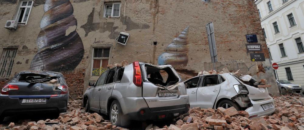 Geparkte Autos wurden bei einem Erdbeben im kroatischen Zagreb von herabfallenden Trümmern zerstört.
