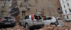Geparkte Autos wurden bei einem Erdbeben im kroatischen Zagreb von herabfallenden Trümmern zerstört. 