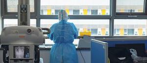 Eine medizinische Mitarbeiterin steht am Fenster eines Krankenhauses in Wuhan, China. Die Stadt gilt als Ursprungsort des Coronavirus und was wochenlang mit Ausgangssperren belegt.