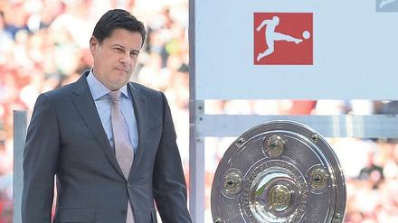 Alles im Blick. DFL-Chef Christian Seifert tritt nur selten auf dem Rasen auf – etwa bei der Übergabe der Meisterschale. Derzeit ist er aber umso mehr im Fokus. 