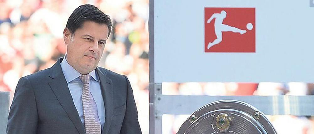 Alles im Blick. DFL-Chef Christian Seifert tritt nur selten auf dem Rasen auf – etwa bei der Übergabe der Meisterschale. Derzeit ist er aber umso mehr im Fokus.