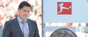 Alles im Blick. DFL-Chef Christian Seifert tritt nur selten auf dem Rasen auf – etwa bei der Übergabe der Meisterschale. Derzeit ist er aber umso mehr im Fokus. 