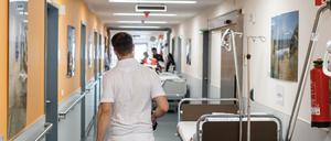 Mehr Versorgungseffizienz oder mehr Sicherheitspolster? In der Krankenhauspolitik scheiden sich die Geister. 