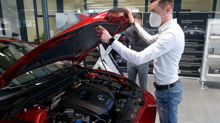 Nach wochenlangen Schließungen wegen der Corona-Pandemie haben in Nordrhein-Westfalen seit Montag Autohäuser wieder ihre Türen geöffnet. 