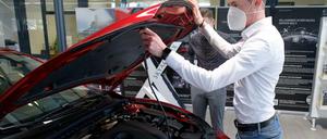 Nach wochenlangen Schließungen wegen der Corona-Pandemie haben in Nordrhein-Westfalen seit Montag Autohäuser wieder ihre Türen geöffnet. 