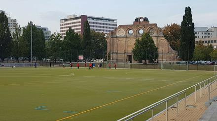 Der Fußballplatz am Anhalter Bahnhof zu Hause.