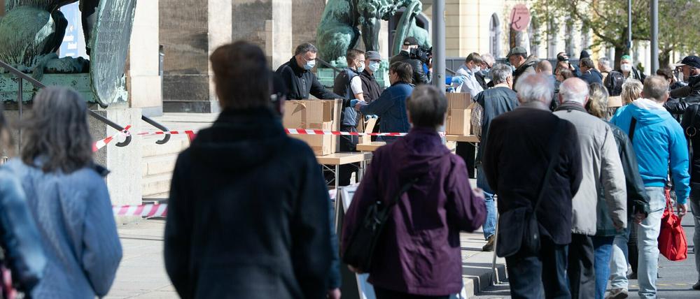 Schlange an der Übergabe von kostenlosen Masken in Dresden