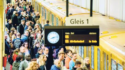 Berliner Alltag vor der Pandemie. So voll, wie es am Bahnhof Friedrichstraße war, darf es in den nächsten Wochen keineswegs werden. 