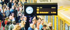 Berliner Alltag vor der Pandemie. So voll, wie es am Bahnhof Friedrichstraße war, darf es in den nächsten Wochen keineswegs werden.