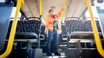 Reinigen mit Seifenlauge ja, desinfizieren nein, heißt es bei der BVG. 