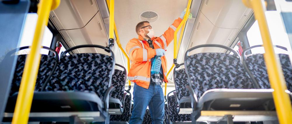 Reinigen mit Seifenlauge ja, desinfizieren nein, heißt es bei der BVG. 