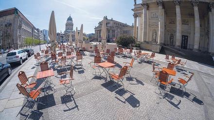 Katastrophe für die Branche. Leere Stühle gibt es nicht nur auf dem Berliner Gendarmenmarkt. 