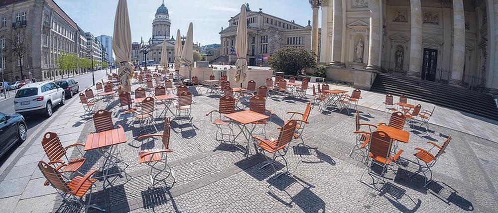Katastrophe für die Branche. Leere Stühle gibt es nicht nur auf dem Berliner Gendarmenmarkt.