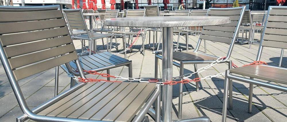 Während der Einzelhandel wieder Kunden bedienen darf, bleiben Restaurants und Bars weiter geschlossen.
