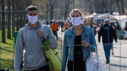 Maßnahmen wie Kontaktbeschränkungen und Masken werden noch lange notwendig sein.