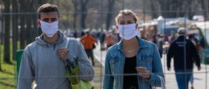 Maßnahmen wie Kontaktbeschränkungen und Masken werden noch lange notwendig sein.