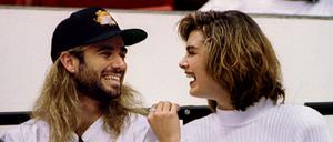 Der Rockstar unter den Tennisprofis - Andre Agassi (l.). Boris Becker schrieb nun, was ihm an Agassi missfiel.