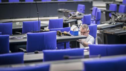 Erst erweitern, dann schrumpfen? Umbau des Plenarsaals im Reichstag für die konstituierende Sitzung des 19. Deutschen Bundestages für die 709 Abgeordneten im Oktober 2017. 