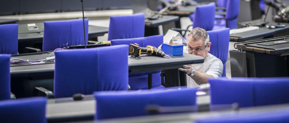 Erst erweitern, dann schrumpfen? Umbau des Plenarsaals im Reichstag für die konstituierende Sitzung des 19. Deutschen Bundestages für die 709 Abgeordneten im Oktober 2017.