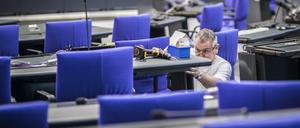 Erst erweitern, dann schrumpfen? Umbau des Plenarsaals im Reichstag für die konstituierende Sitzung des 19. Deutschen Bundestages für die 709 Abgeordneten im Oktober 2017. 