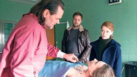 Aufbereitet.  Ria Larsen (Karoline Schuch) und Mattern (Ronald Kukulies) sind gespannt auf die Obduktionsergebnisse von Bernhard Metzger (Markus John, l.). 