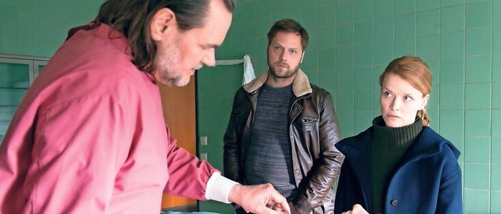 Aufbereitet.  Ria Larsen (Karoline Schuch) und Mattern (Ronald Kukulies) sind gespannt auf die Obduktionsergebnisse von Bernhard Metzger (Markus John, l.). 