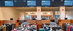 Schon früher voll als geplant? Koffer vor noch nicht geöffneten Schaltern am künftigen Flughafen BER.