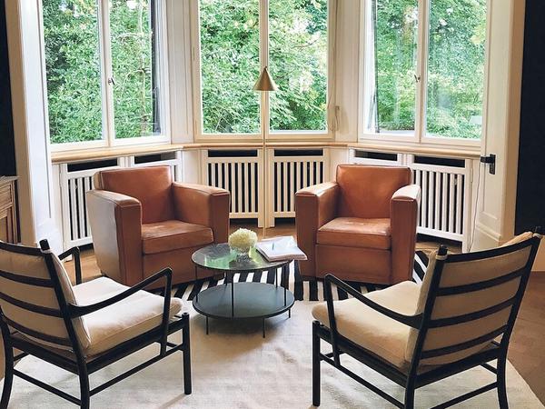 Im Zürcher Signau House schauen die Gäste direkt in den angrenzenden kleinen Park.