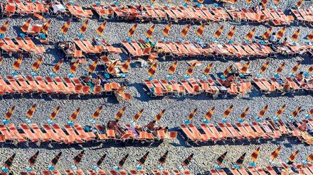 Wenn die Liege leer bleibt. Normalerweise sind Italiens Strände wie der von Positano überfüllt. Nun bangen die Betreiber der Badeanstalten um ihr Geschäft und ihre Existenz.