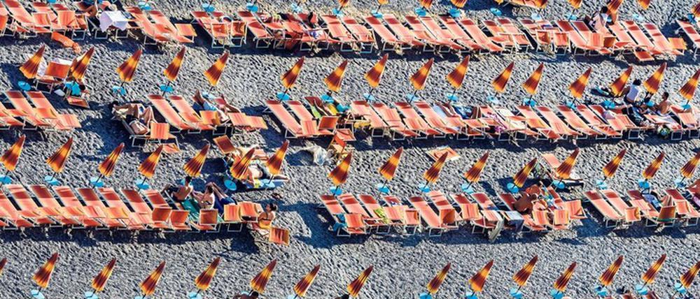 Wenn die Liege leer bleibt. Normalerweise sind Italiens Strände wie der von Positano überfüllt. Nun bangen die Betreiber der Badeanstalten um ihr Geschäft und ihre Existenz. 