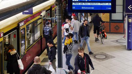 Wegen der Corona-Krise gilt in Berlin ab Montag in öffentlichen Verkehrsmitteln eine Maskenpflicht.