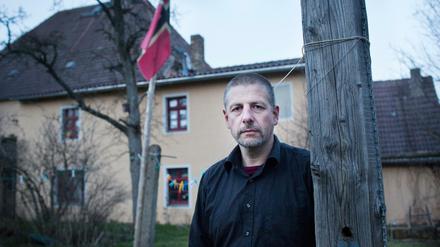 Götz Kubitschek auf seinem Anwesen in Schnellroda