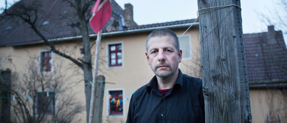 Götz Kubitschek auf seinem Anwesen in Schnellroda