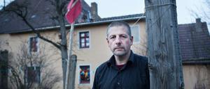 Götz Kubitschek auf seinem Anwesen in Schnellroda