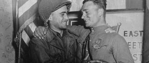 GI trifft Rotarmist. Symbolische Umarmung am 27. April 1945 zwischen William Robertson und Alexander Silwaschko nahe Torgau.