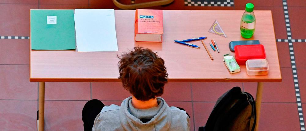 Ein Schüler zu Beginn einer Abiturklausur.