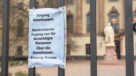 Kein Zutritt. Wenn man sich nicht an der Uni treffen kann, dann eben virtuell. Endlich macht die digitalisierte Hochschule richtig Sinn. 