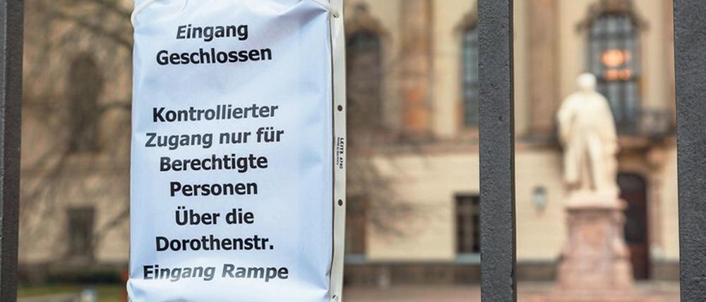 Kein Zutritt. Wenn man sich nicht an der Uni treffen kann, dann eben virtuell. Endlich macht die digitalisierte Hochschule richtig Sinn. 